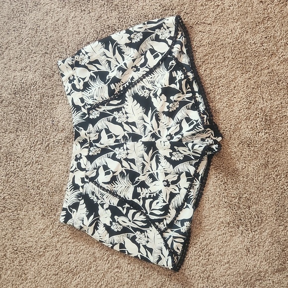 Jessica Simpson Lightweight Shorts - Picture 4 of 4